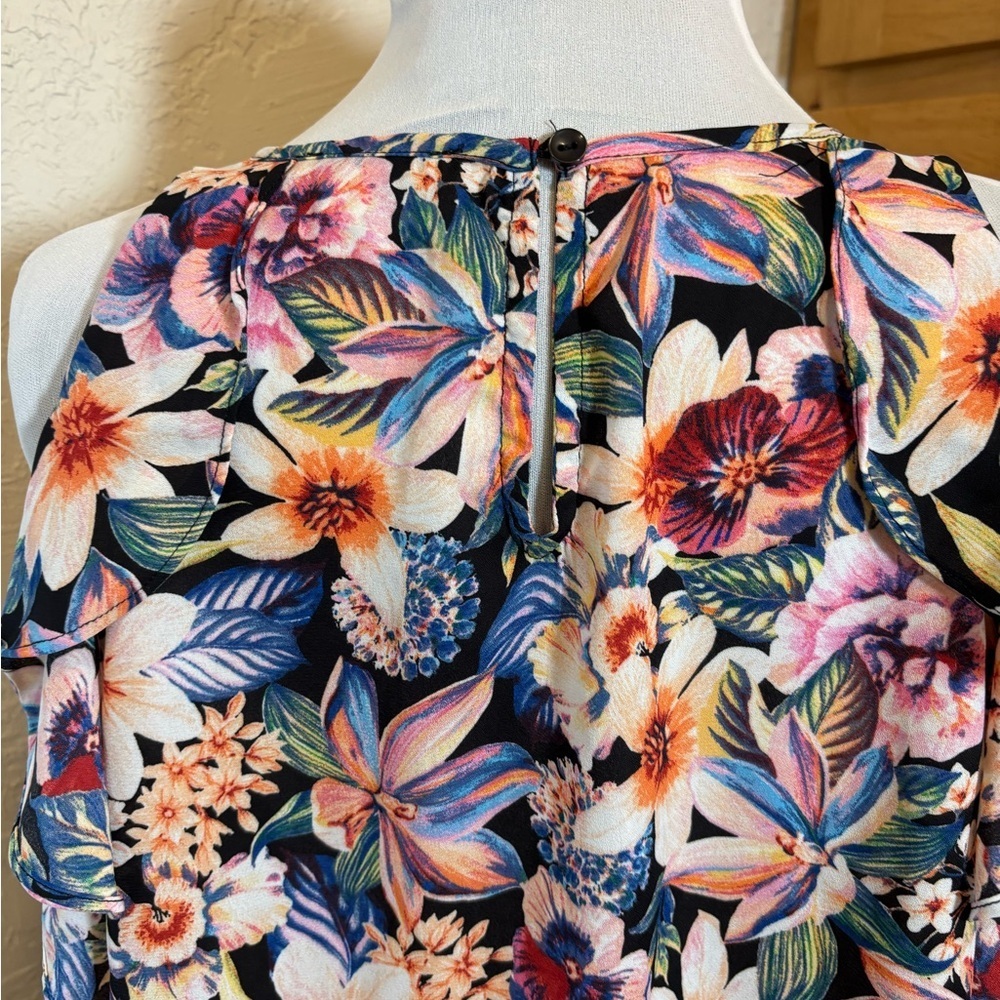 Blue and Pink Ruffled Sleeveless Blouse - Picture 4 of 10